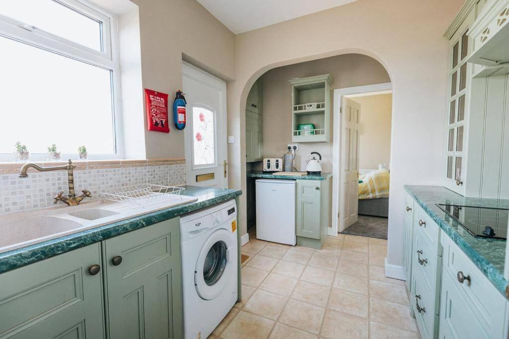 Beachfront Apartment - Ground Floor Apartment With Sea Views, Next To The Beach, Bridlington, North Yorkshire Bessingby المظهر الخارجي الصورة