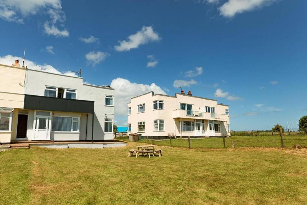 Beachfront Apartment - Ground Floor Apartment With Sea Views, Next To The Beach, Bridlington, North Yorkshire Bessingby المظهر الخارجي الصورة