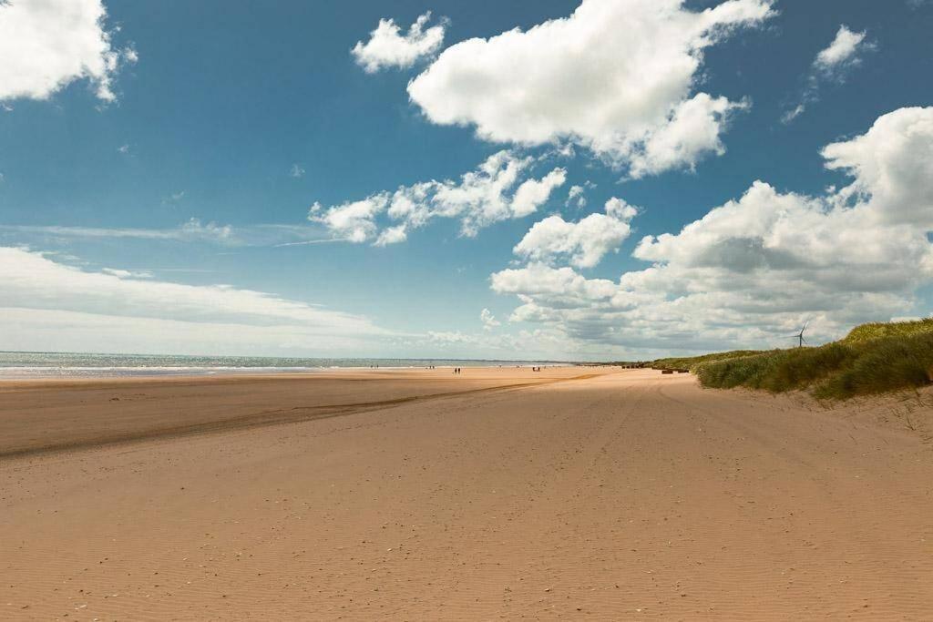 Beachfront Apartment - Ground Floor Apartment With Sea Views, Next To The Beach, Bridlington, North Yorkshire Bessingby المظهر الخارجي الصورة